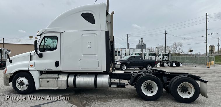 image for item OF9350 2015 Freightliner  Cascadia semi truck