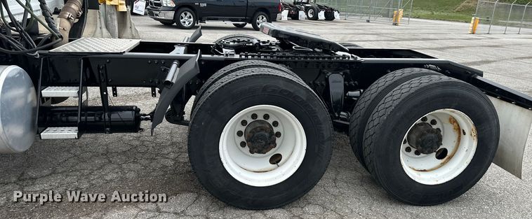 image for item OF9350 2015 Freightliner  Cascadia semi truck