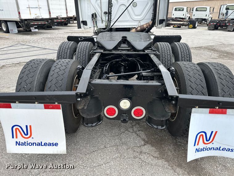 image for item OF9350 2015 Freightliner  Cascadia semi truck