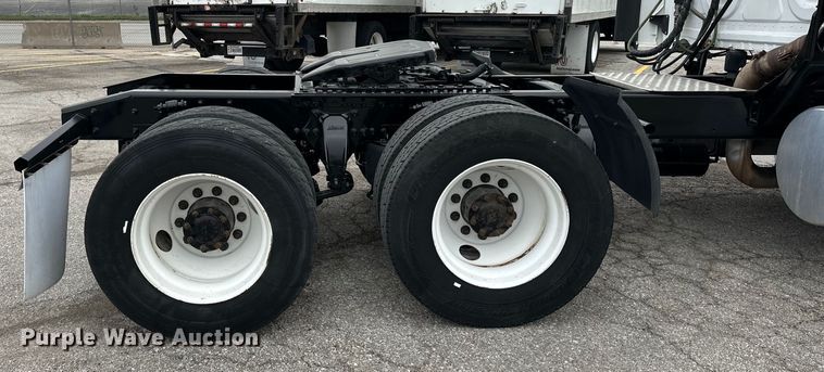 image for item OF9350 2015 Freightliner  Cascadia semi truck