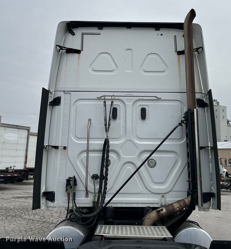 image for item OF9350 2015 Freightliner  Cascadia semi truck