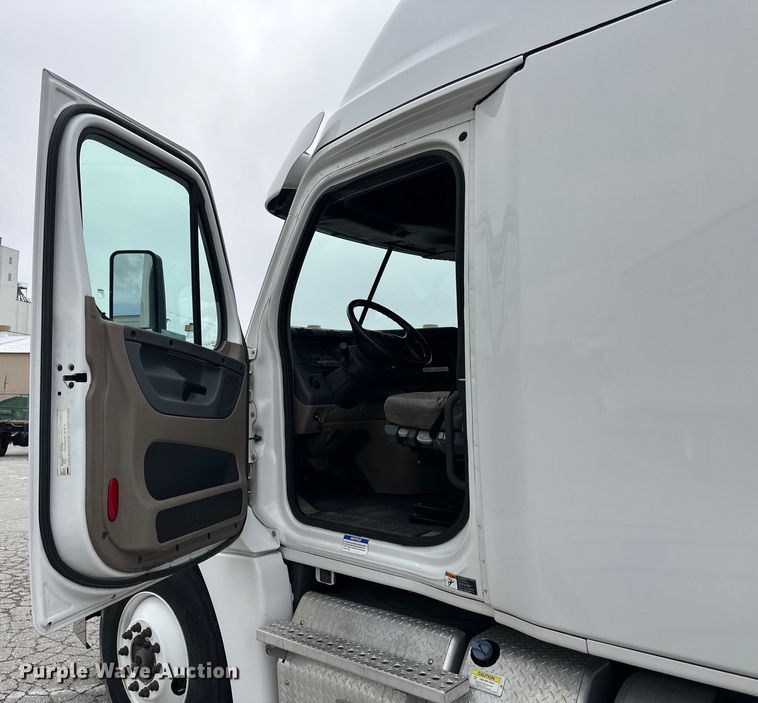 image for item OF9350 2015 Freightliner  Cascadia semi truck