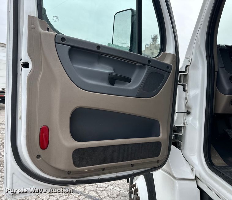 image for item OF9350 2015 Freightliner  Cascadia semi truck