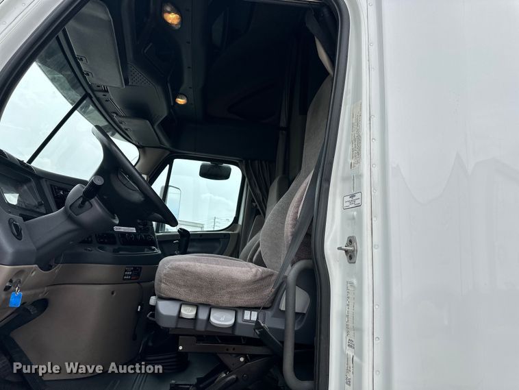 image for item OF9350 2015 Freightliner  Cascadia semi truck