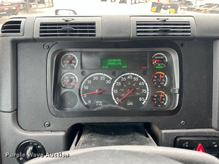 image for item OF9350 2015 Freightliner  Cascadia semi truck