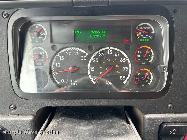 image for item OF9350 2015 Freightliner  Cascadia semi truck