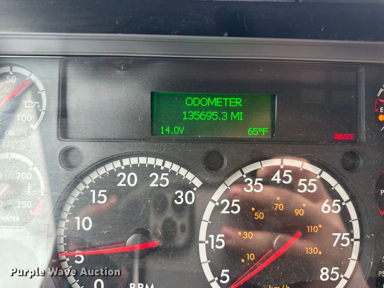 image for item OF9350 2015 Freightliner  Cascadia semi truck