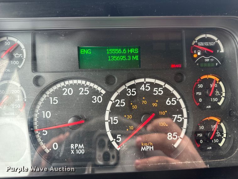 image for item OF9350 2015 Freightliner  Cascadia semi truck