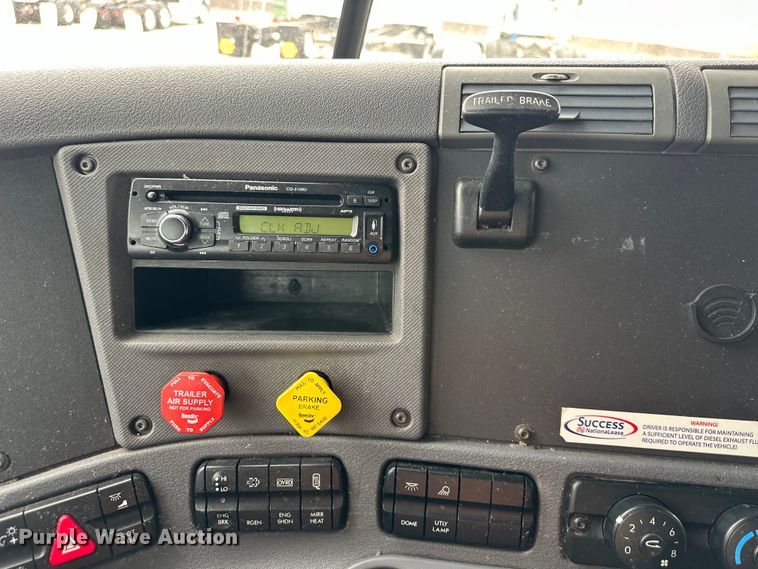 image for item OF9350 2015 Freightliner  Cascadia semi truck