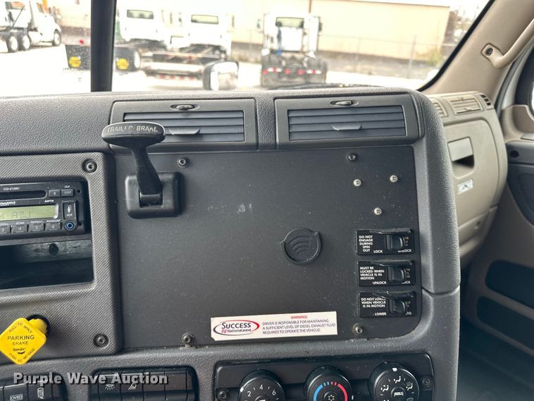 image for item OF9350 2015 Freightliner  Cascadia semi truck