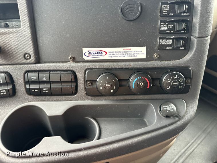 image for item OF9350 2015 Freightliner  Cascadia semi truck