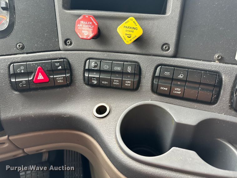 image for item OF9350 2015 Freightliner  Cascadia semi truck