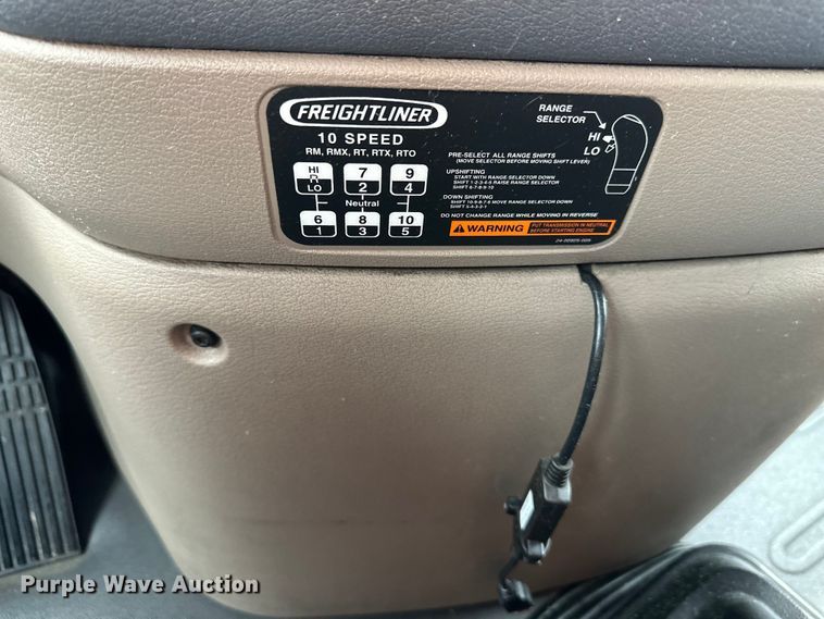 image for item OF9350 2015 Freightliner  Cascadia semi truck