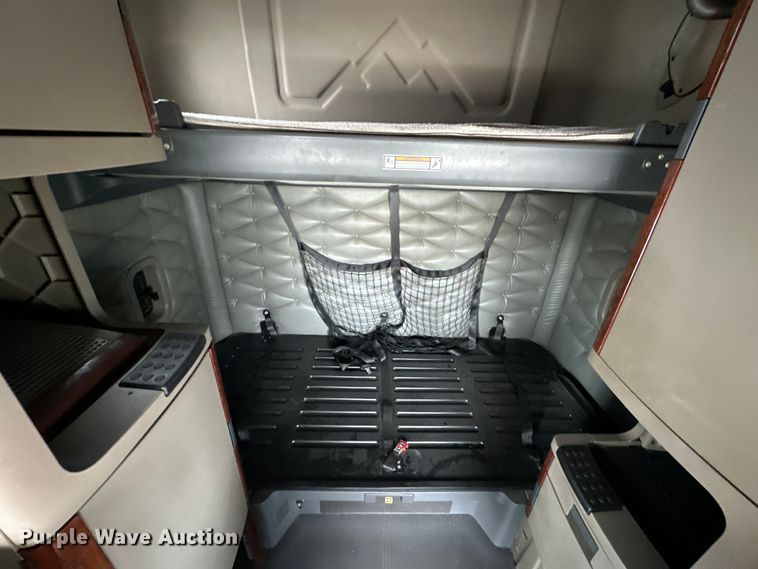 image for item OF9350 2015 Freightliner  Cascadia semi truck