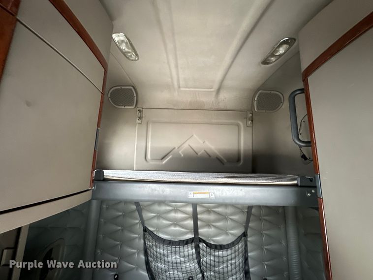 image for item OF9350 2015 Freightliner  Cascadia semi truck