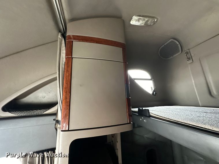 image for item OF9350 2015 Freightliner  Cascadia semi truck