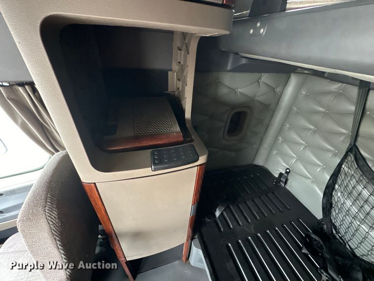 image for item OF9350 2015 Freightliner  Cascadia semi truck