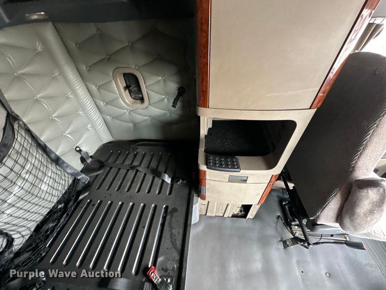 image for item OF9350 2015 Freightliner  Cascadia semi truck