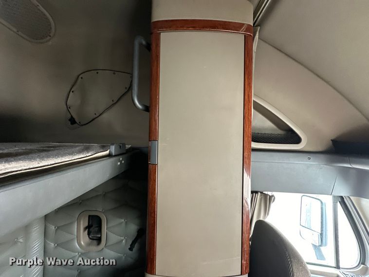 image for item OF9350 2015 Freightliner  Cascadia semi truck