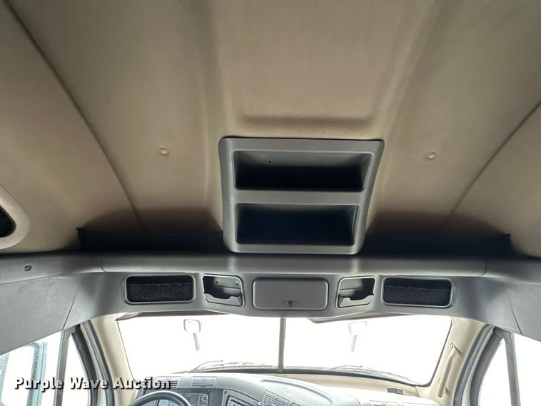 image for item OF9350 2015 Freightliner  Cascadia semi truck