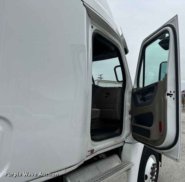 image for item OF9350 2015 Freightliner  Cascadia semi truck