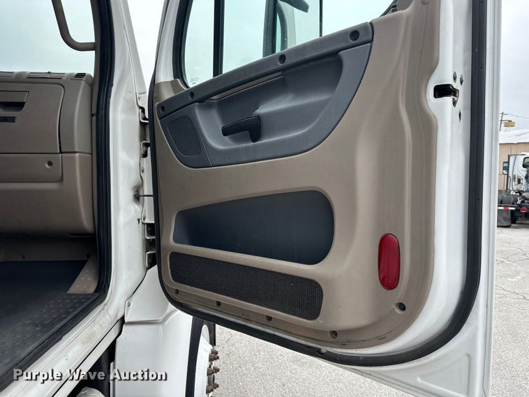 image for item OF9350 2015 Freightliner  Cascadia semi truck