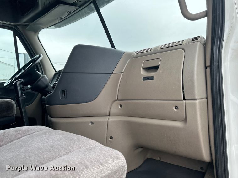 image for item OF9350 2015 Freightliner  Cascadia semi truck