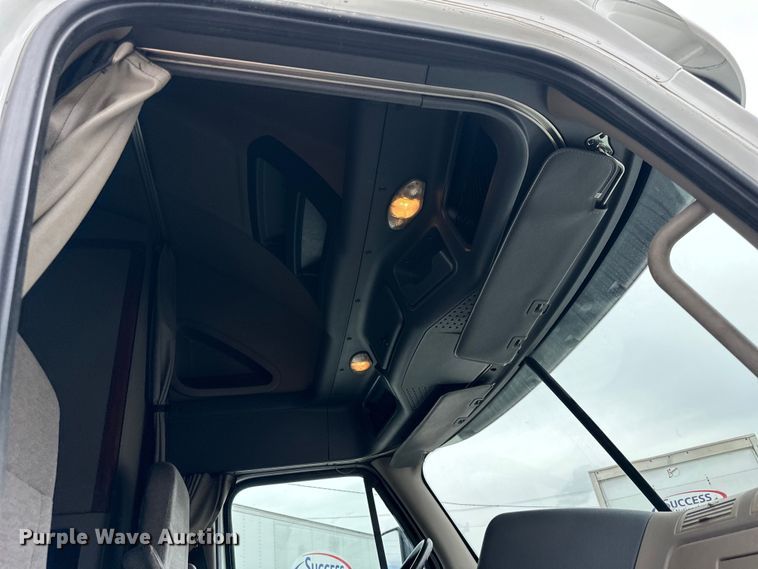 image for item OF9350 2015 Freightliner  Cascadia semi truck