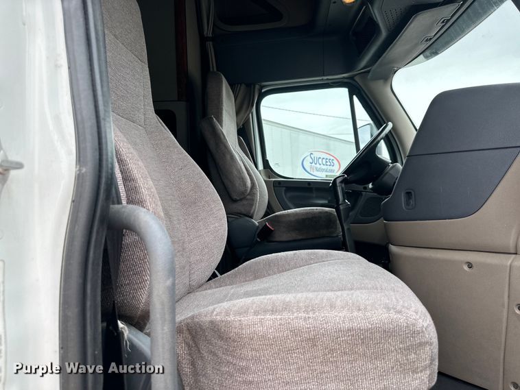 image for item OF9350 2015 Freightliner  Cascadia semi truck