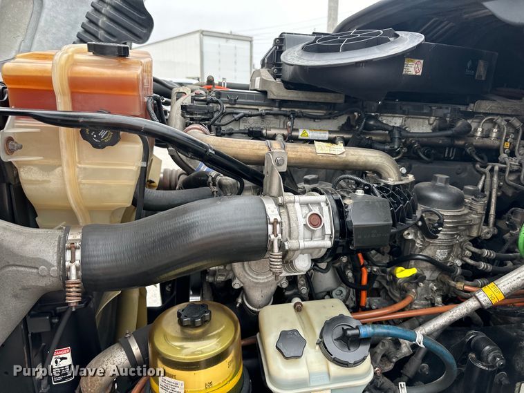 image for item OF9350 2015 Freightliner  Cascadia semi truck