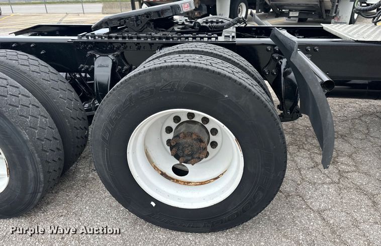 image for item OF9350 2015 Freightliner  Cascadia semi truck