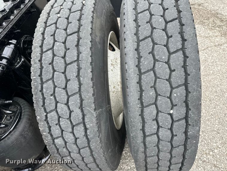 image for item OF9350 2015 Freightliner  Cascadia semi truck