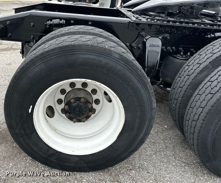 image for item OF9350 2015 Freightliner  Cascadia semi truck