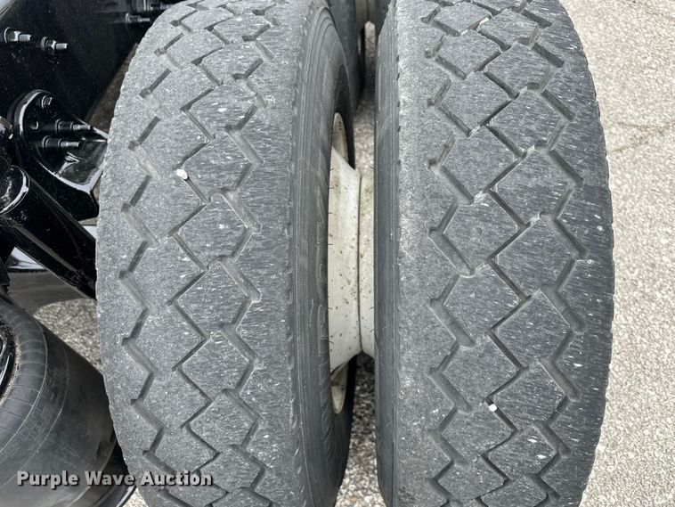 image for item OF9350 2015 Freightliner  Cascadia semi truck