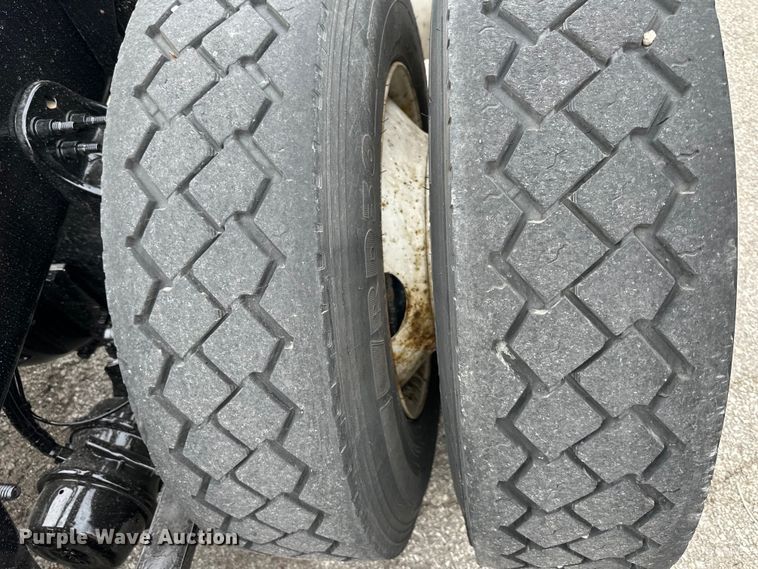 image for item OF9350 2015 Freightliner  Cascadia semi truck