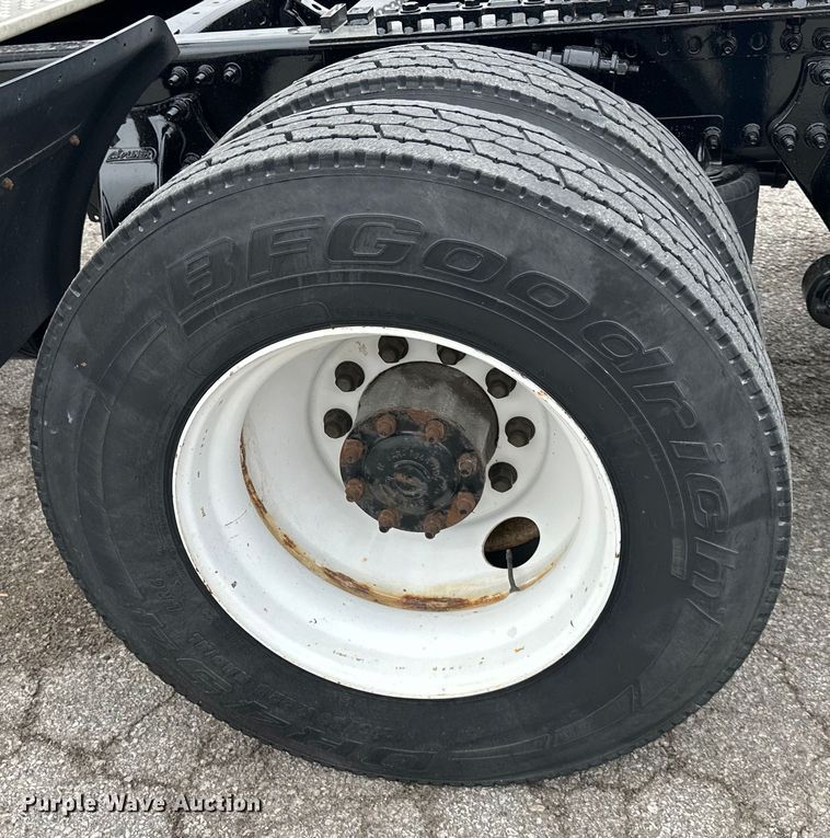 image for item OF9350 2015 Freightliner  Cascadia semi truck