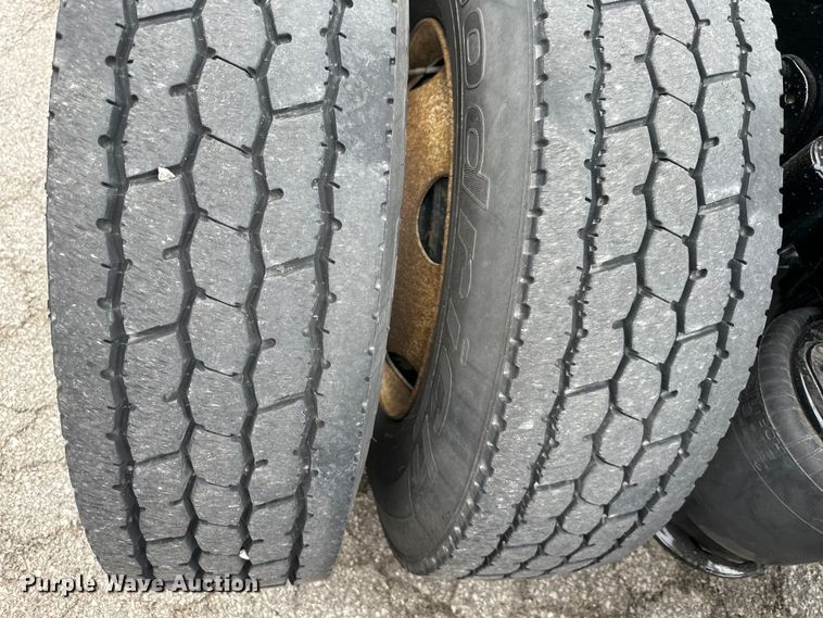 image for item OF9350 2015 Freightliner  Cascadia semi truck