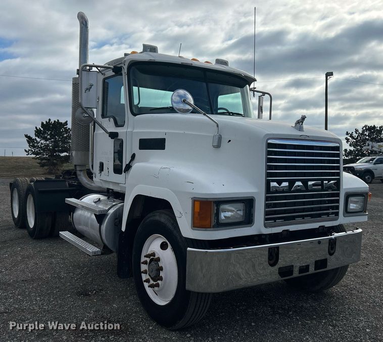 image for item OI9529 2003 Mack CH613 semi truck