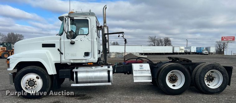 image for item OI9529 2003 Mack CH613 semi truck