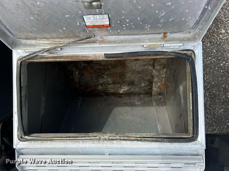 image for item OI9529 2003 Mack CH613 semi truck