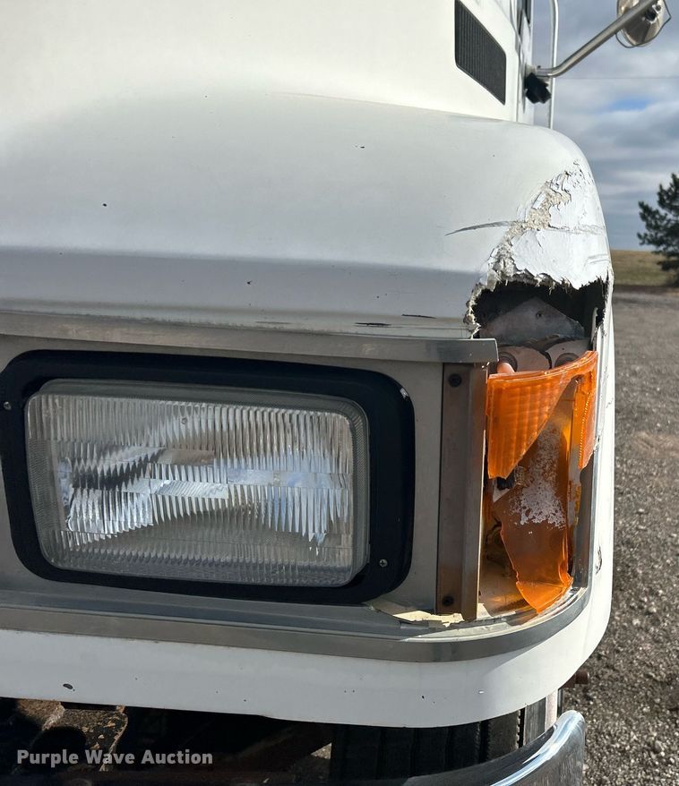 image for item OI9529 2003 Mack CH613 semi truck