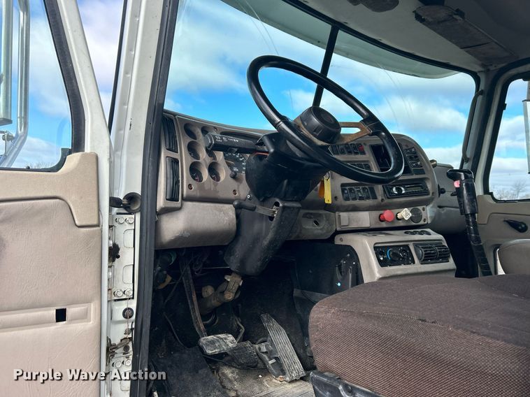 image for item OI9529 2003 Mack CH613 semi truck