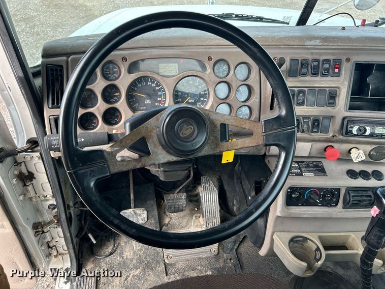 image for item OI9529 2003 Mack CH613 semi truck