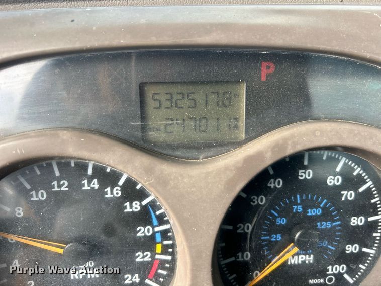 image for item OI9529 2003 Mack CH613 semi truck