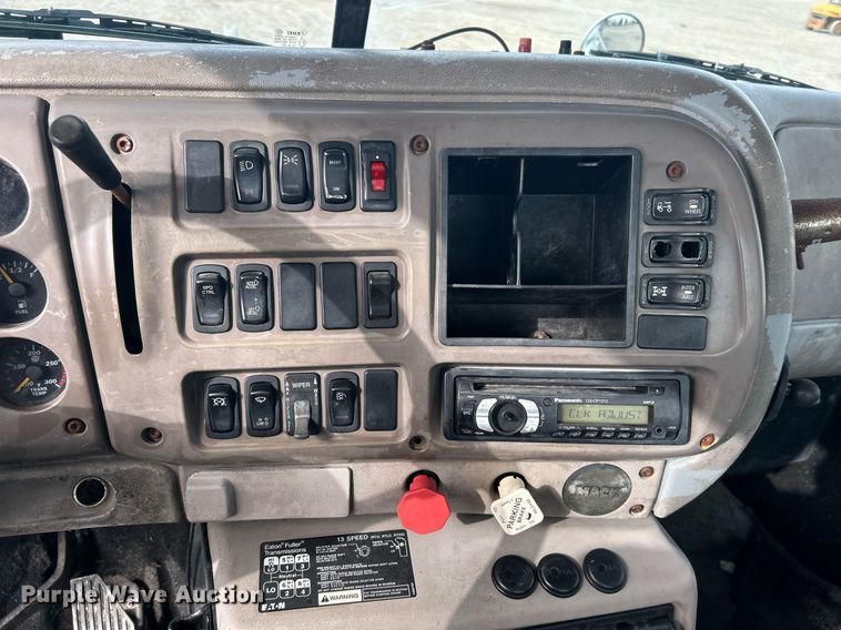 image for item OI9529 2003 Mack CH613 semi truck