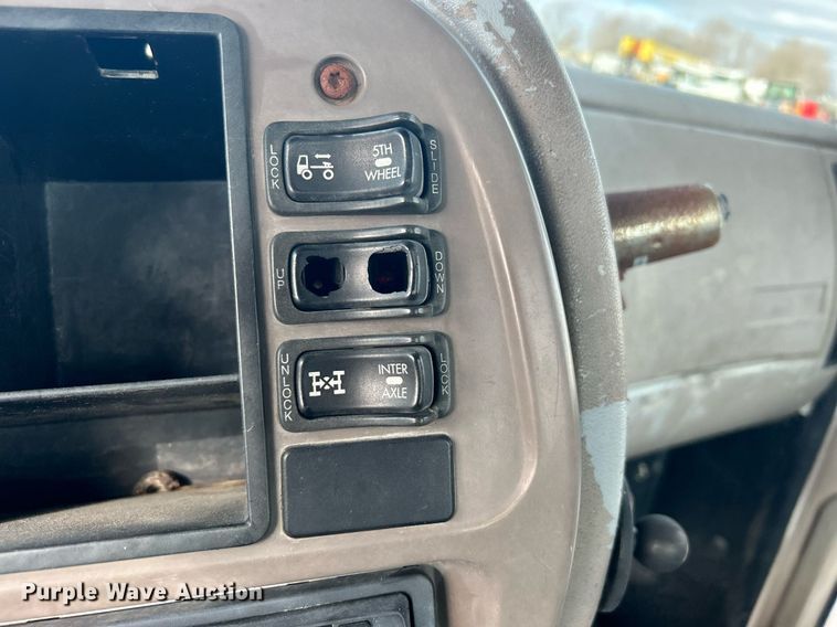 image for item OI9529 2003 Mack CH613 semi truck