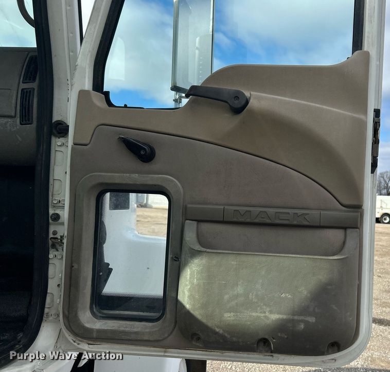 image for item OI9529 2003 Mack CH613 semi truck