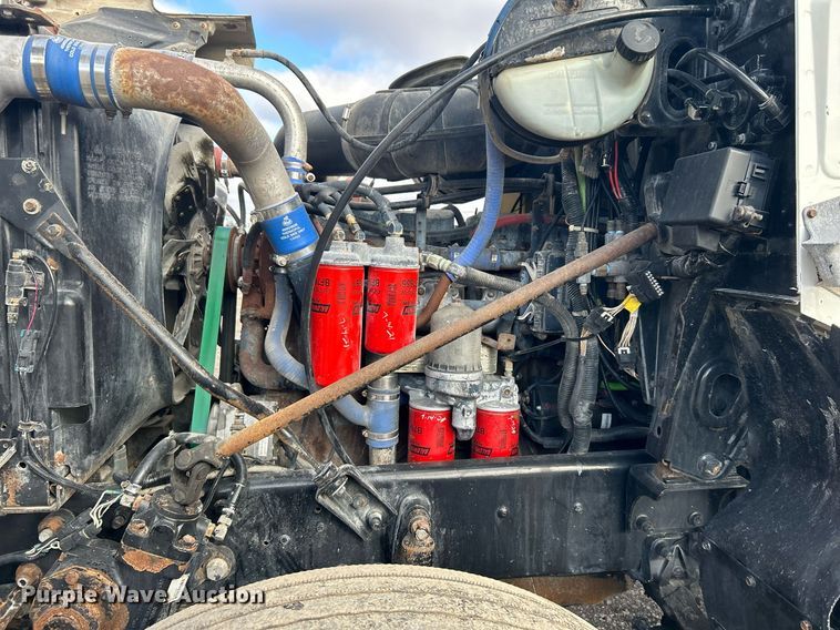 image for item OI9529 2003 Mack CH613 semi truck