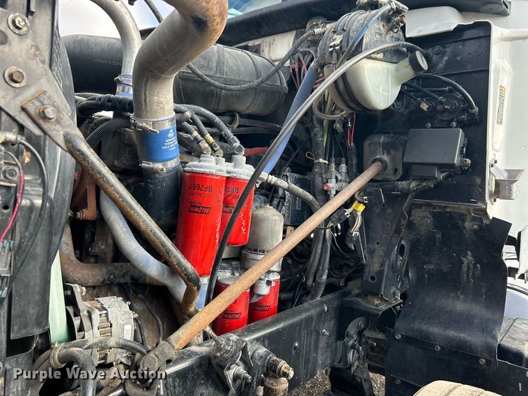 image for item OI9529 2003 Mack CH613 semi truck