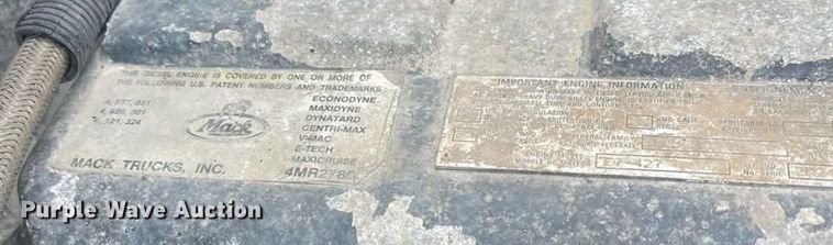 image for item OI9529 2003 Mack CH613 semi truck